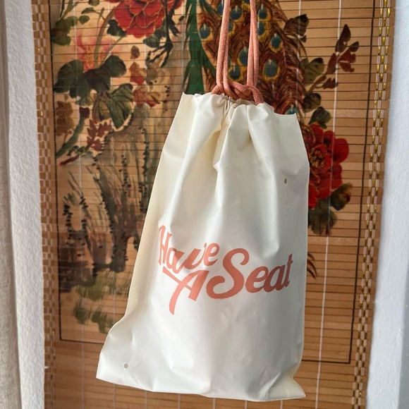 HAVE A SEAT “HEHE” LABUBU - Picture 2 of 4